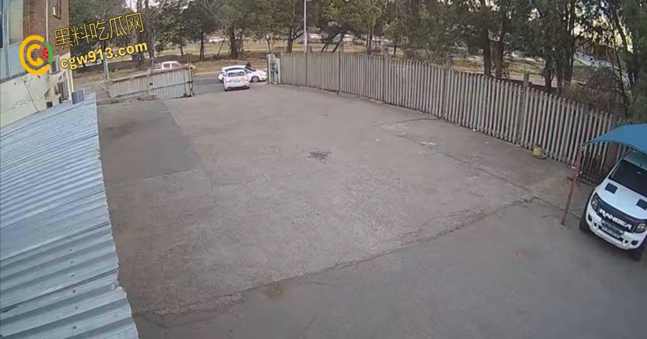 南非震惊绑架案,男子被白色轿车拦住,持枪示威恐吓男子,法外狂徒把他拖上车迅速逃离引热议 !-2