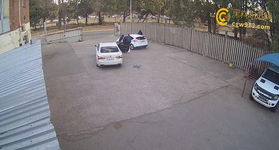 南非震惊绑架案,男子被白色轿车拦住,持枪示威恐吓男子,法外狂徒把他拖上车迅速逃离引热议 !-5