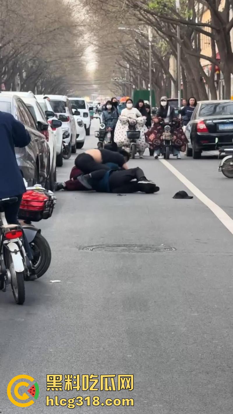 儿子为小三当街对战父母，爸妈泼皮无赖当街撒泼，儿子发疯暴怒当街殴打，这是要把儿子送进去啊！-5