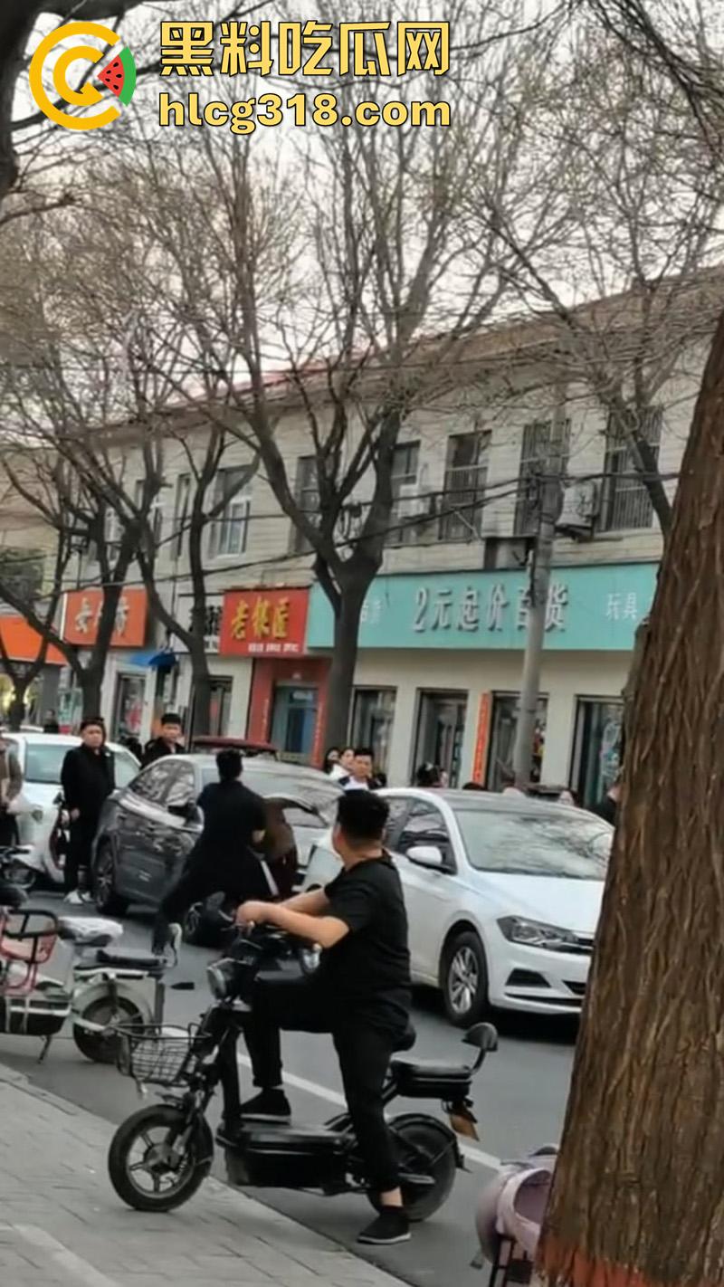 儿子为小三当街对战父母，爸妈泼皮无赖当街撒泼，儿子发疯暴怒当街殴打，这是要把儿子送进去啊！-6