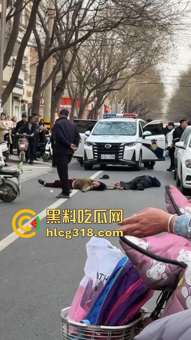 儿子为小三当街对战父母，爸妈泼皮无赖当街撒泼，儿子发疯暴怒当街殴打，这是要把儿子送进去啊！-8