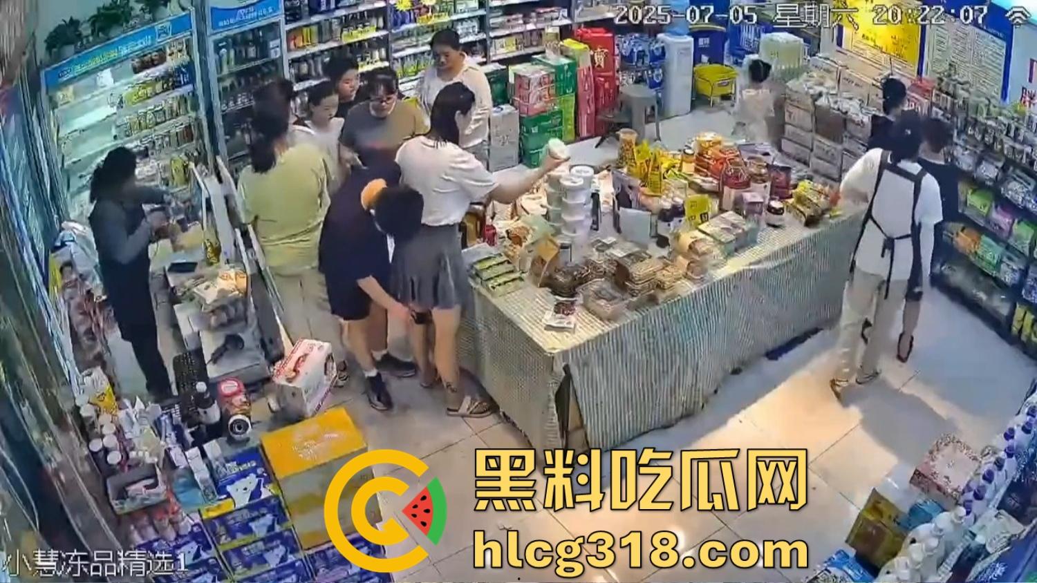 炎炎夏日成了偷拍狗的天堂，地铁公交全是猥亵逼，姑娘们裙子越短，偷拍狗越狂！-2