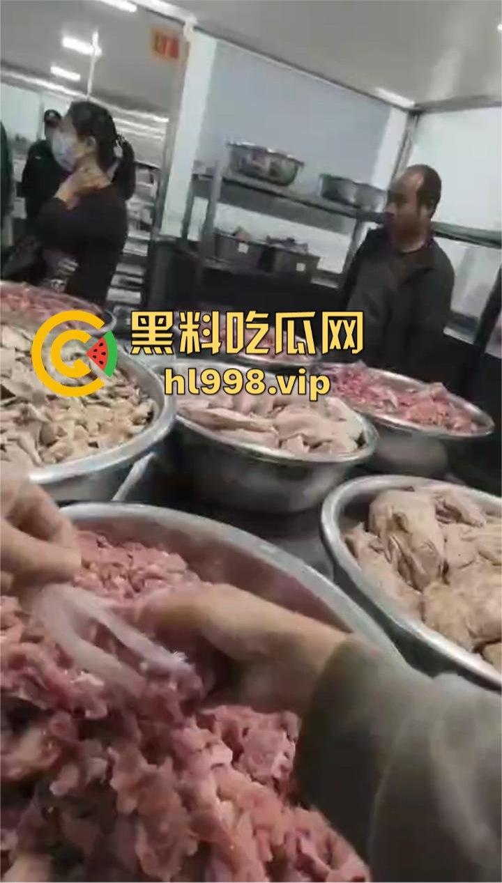云南昆明长丰学校食堂提供变质肉?校方荒谬回应惹众怒:臭肉怕啥,老鼠蟑螂都能吃!-10