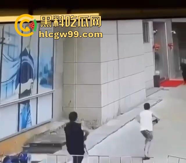 海外大事件!手枪威胁不管用,后面紧急调AK兄弟出来镇场面?柬埔寨还真乱,亡命之徒也真不怕死。-4