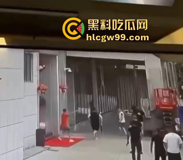 海外大事件!手枪威胁不管用,后面紧急调AK兄弟出来镇场面?柬埔寨还真乱,亡命之徒也真不怕死。-7