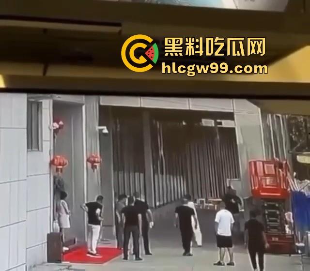 海外大事件!手枪威胁不管用,后面紧急调AK兄弟出来镇场面?柬埔寨还真乱,亡命之徒也真不怕死。-9