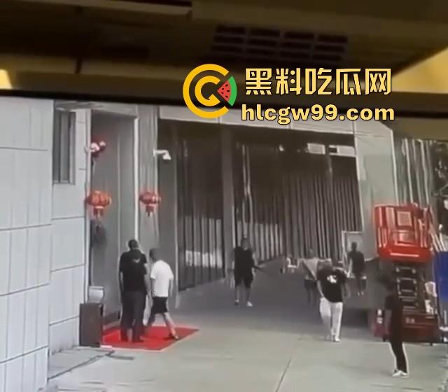 海外大事件!手枪威胁不管用,后面紧急调AK兄弟出来镇场面?柬埔寨还真乱,亡命之徒也真不怕死。-10