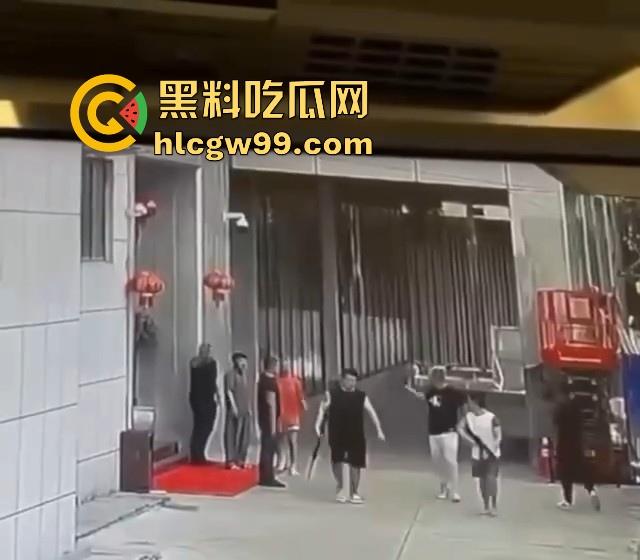 海外大事件!手枪威胁不管用,后面紧急调AK兄弟出来镇场面?柬埔寨还真乱,亡命之徒也真不怕死。-12