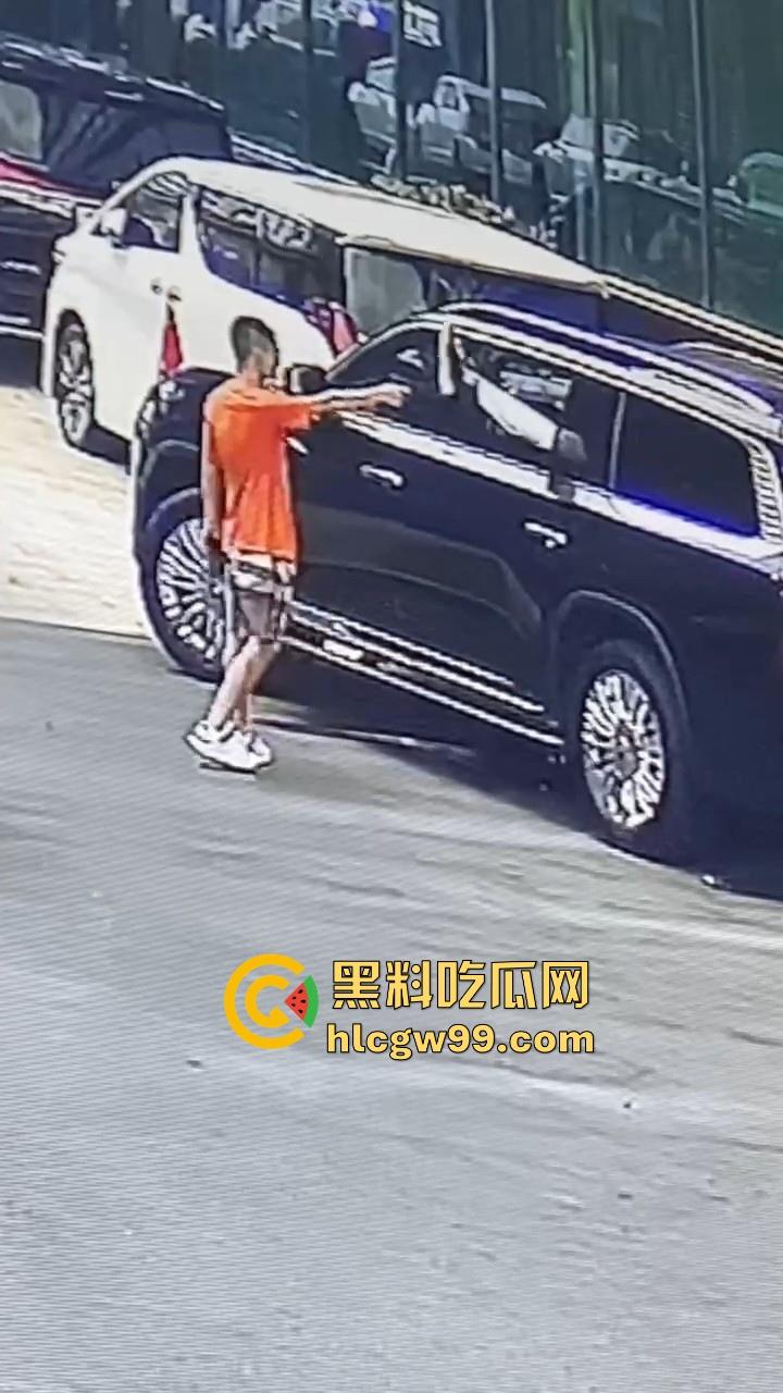 海外大事件!手枪威胁不管用,后面紧急调AK兄弟出来镇场面?柬埔寨还真乱,亡命之徒也真不怕死。-15