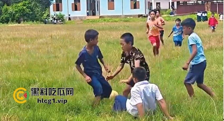 足球小子上演‘国足即视感’!场上到底是在踢球还是在踢人,有海参哥那味了!-2