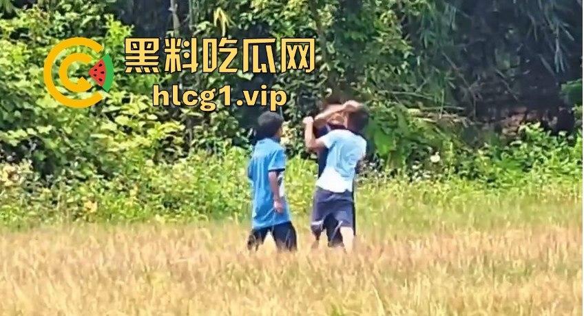 足球小子上演‘国足即视感’!场上到底是在踢球还是在踢人,有海参哥那味了!-4