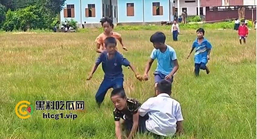 足球小子上演‘国足即视感’!场上到底是在踢球还是在踢人,有海参哥那味了!-6