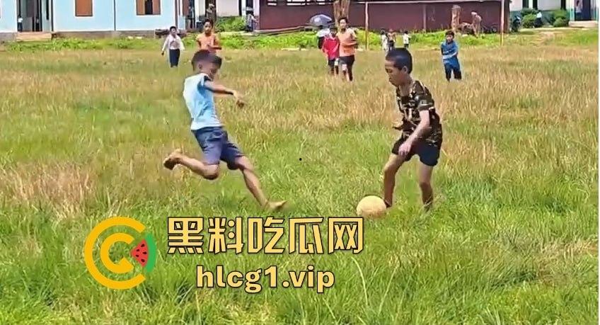 足球小子上演‘国足即视感’!场上到底是在踢球还是在踢人,有海参哥那味了!-7