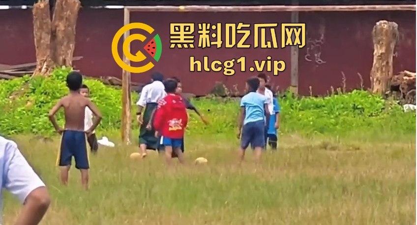 足球小子上演‘国足即视感’!场上到底是在踢球还是在踢人,有海参哥那味了!-10