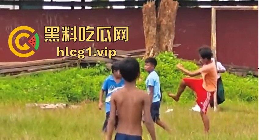 足球小子上演‘国足即视感’!场上到底是在踢球还是在踢人,有海参哥那味了!-11