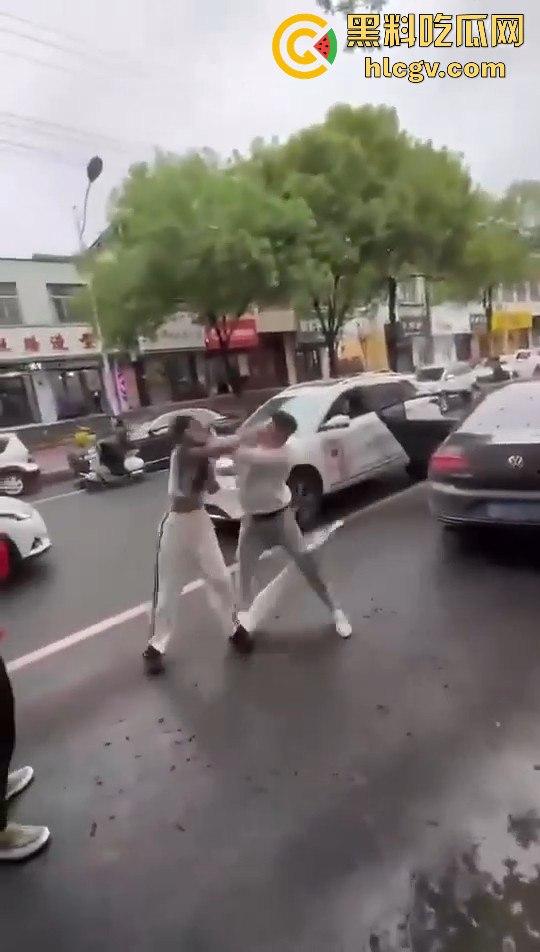 奇葩小仙女撞车先动手,结果男子十拳连击加扫把伺候,最后夹尾巴认怂小红书写小作文求网爆!-2