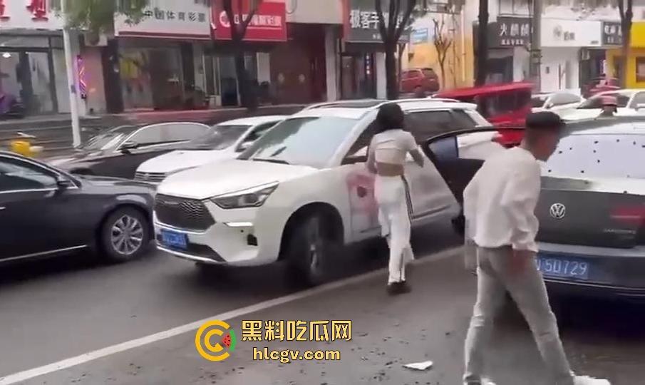 奇葩小仙女撞车先动手,结果男子十拳连击加扫把伺候,最后夹尾巴认怂小红书写小作文求网爆!-3