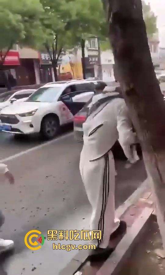 奇葩小仙女撞车先动手,结果男子十拳连击加扫把伺候,最后夹尾巴认怂小红书写小作文求网爆!-8