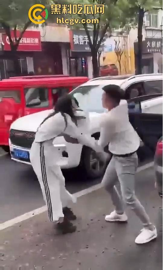 奇葩小仙女撞车先动手,结果男子十拳连击加扫把伺候,最后夹尾巴认怂小红书写小作文求网爆!-10