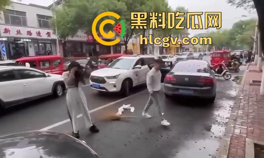 奇葩小仙女撞车先动手,结果男子十拳连击加扫把伺候,最后夹尾巴认怂小红书写小作文求网爆!-11