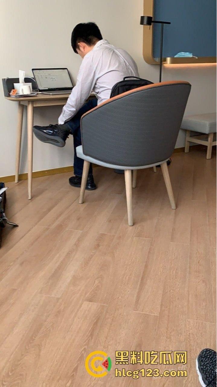 老婆当炮友母狗玩得飞起，自己辛苦赚钱养着个母狗给别人爽！家里床成了野男人肏逼圣地！-5