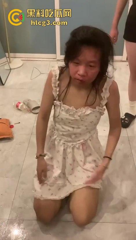 河南霸凌事件！女孩被精神小妹扒光衣服侮辱 拳打脚踢逼她跪下！-1