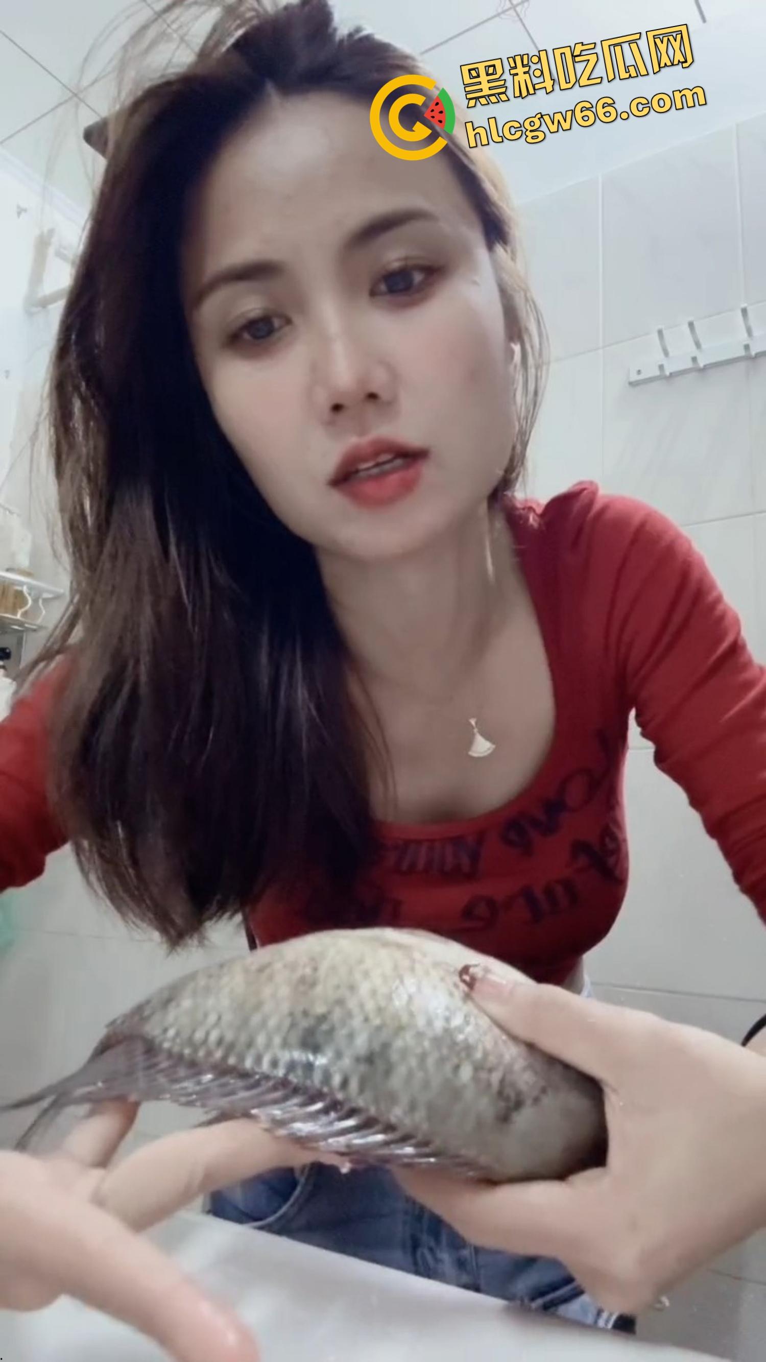 低俗PK惩罚玩过头，冒昧的家伙鲤鱼哪惹你了，被塞进衣服刮胸，还得抖完拿去炖汤？-6