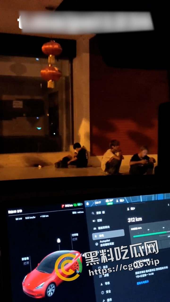 绵阳车友酒吧门口撞见精神小伙捡尸现场 醉酒女孩要被轮奸了 直接报警正义执行-3