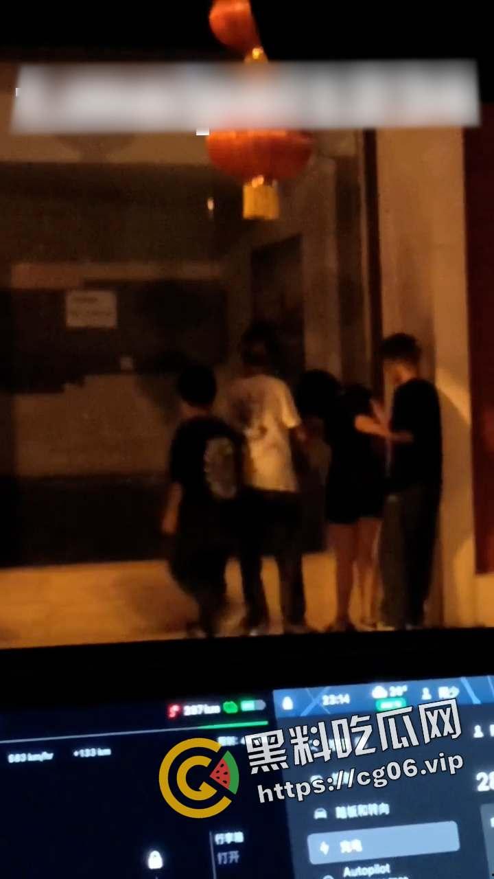 绵阳车友酒吧门口撞见精神小伙捡尸现场 醉酒女孩要被轮奸了 直接报警正义执行-4