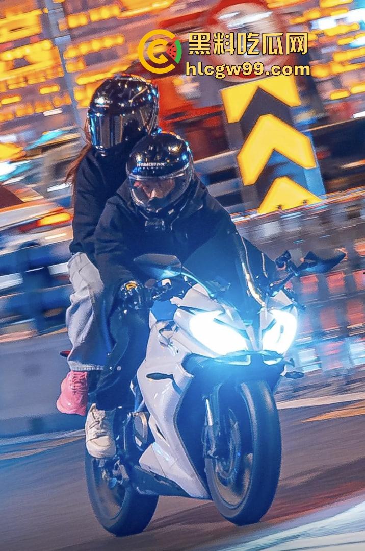 重庆22岁摩托博主【蓄意喵喵拳】抬头骑摩托玩命秀逆行甩头,受伤住院还水滴筹,这波操作真是秀到飞起!-12