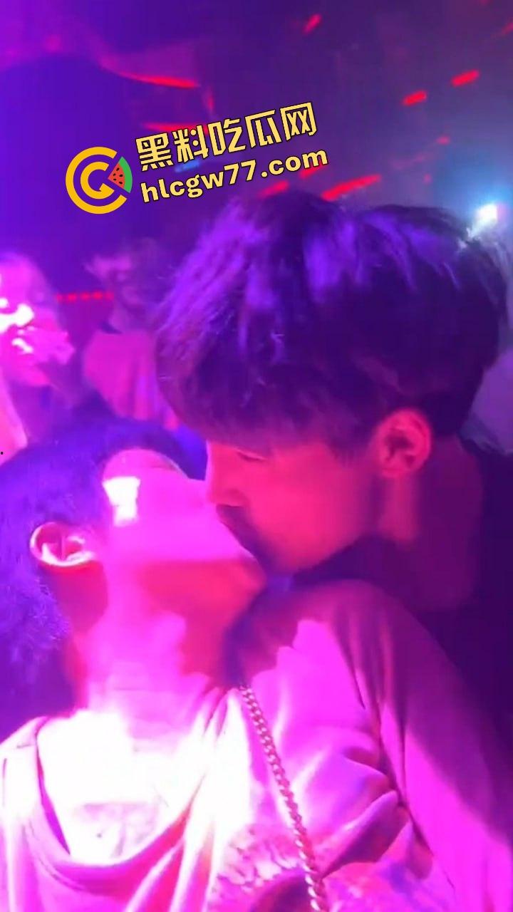 酒吧内富婆嘴对嘴亲大学生帅哥30秒,全场看傻小鲜肉抱紧名牌包,直接亲进人生新剧本!-5