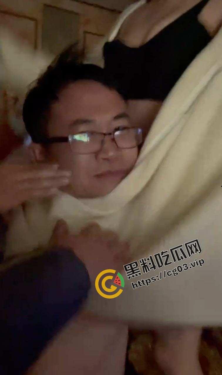 山东滕州ktv老登抱起来吃胸  貌似某干部酒后乱性  领导就是领导 玩的就是花-2