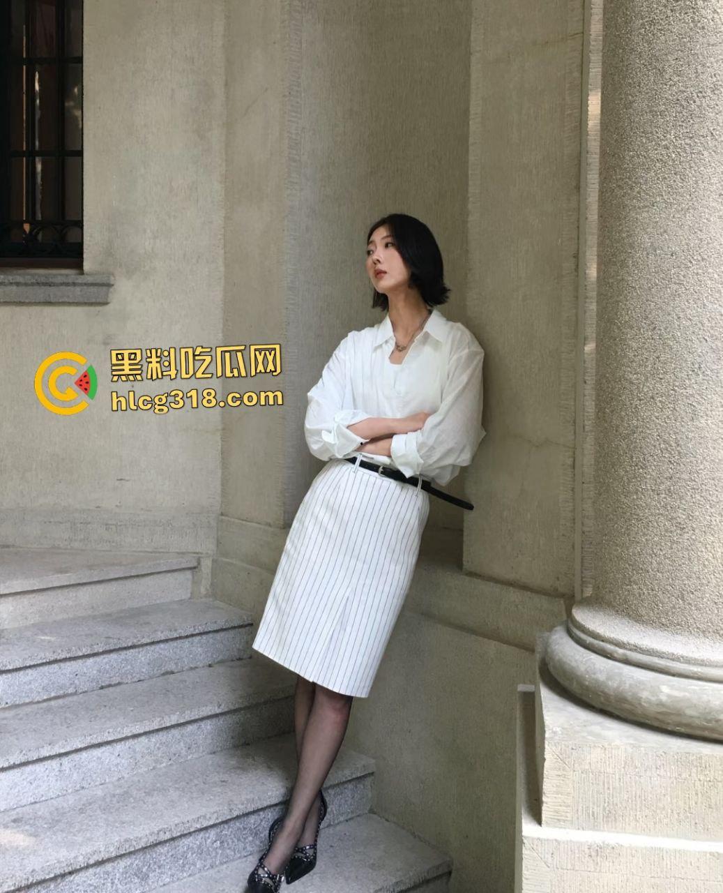 女大学生酒店被后入操爽抛弃男友,站操骚逼喷淫液,大肥臀翘起还滋滋滴水!-1