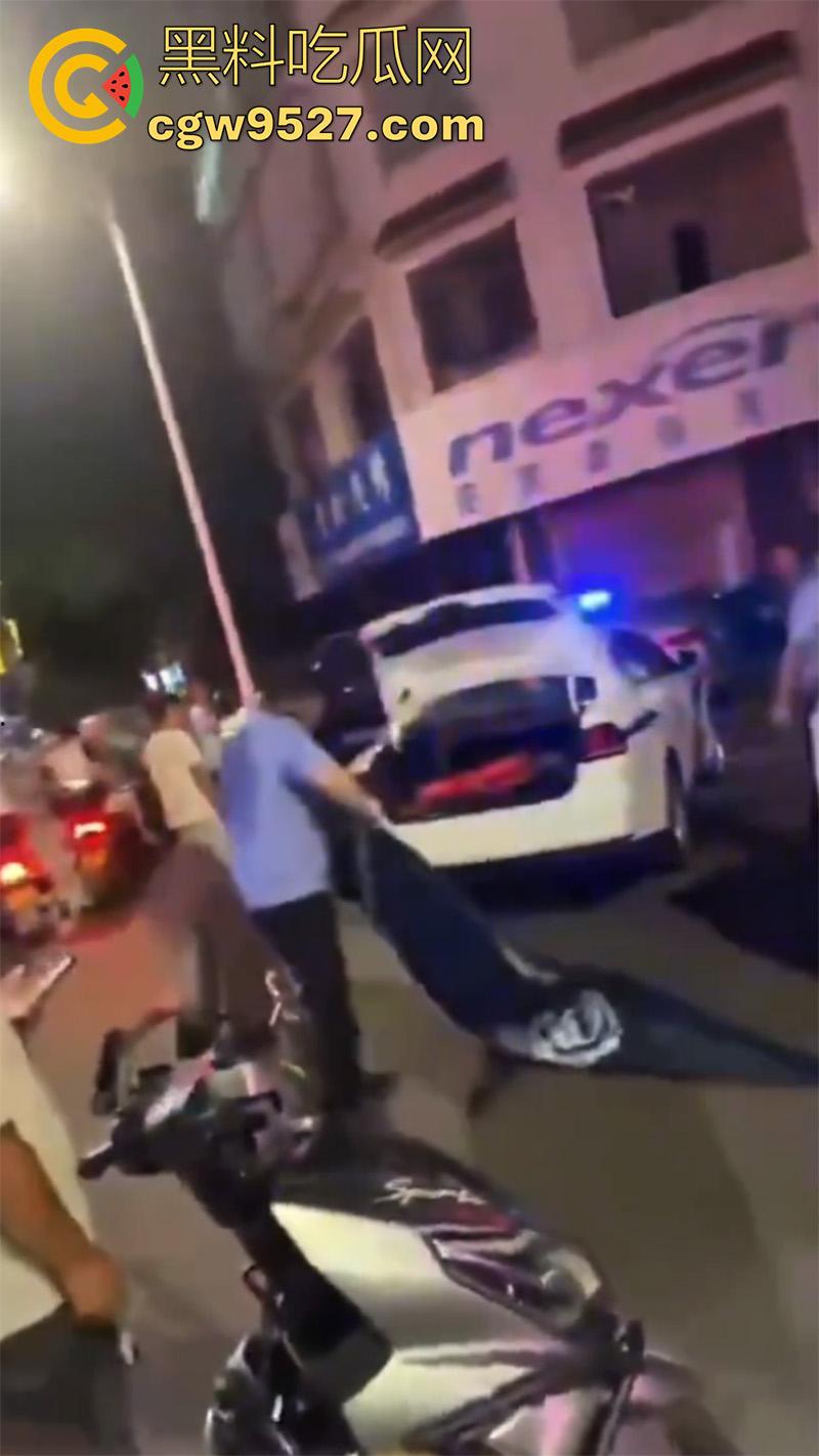 1200元引发杀身之祸，湖南新化梦梅街，一名宝马车主因不还钱，最终被人当街杀死，当老赖下场真惨啊！-6