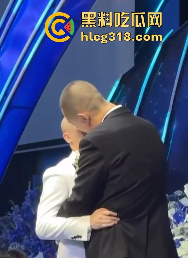 四川一对同性恋的特殊婚礼，冒着被人嘲笑的风险勇于做自己，“新娘