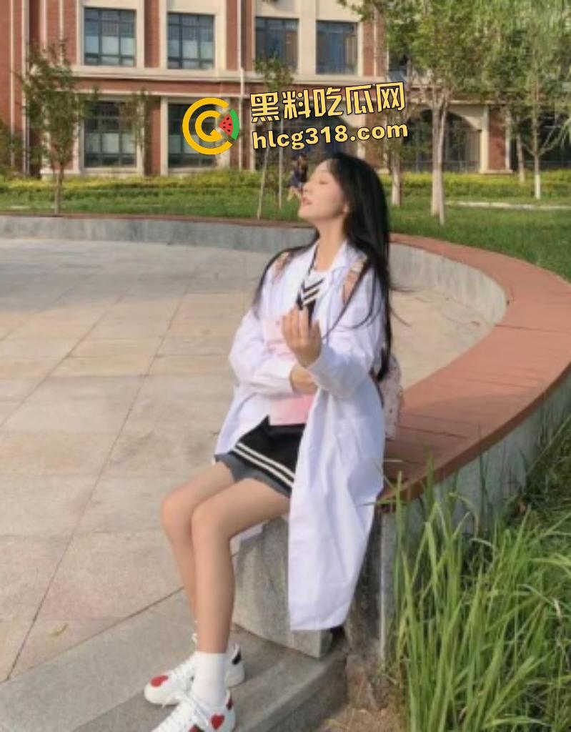 齐鲁医药学院大三张佳薇反差骚鸡!乖女床上被男友扣逼猛操,大鸡巴塞满爽翻!-1