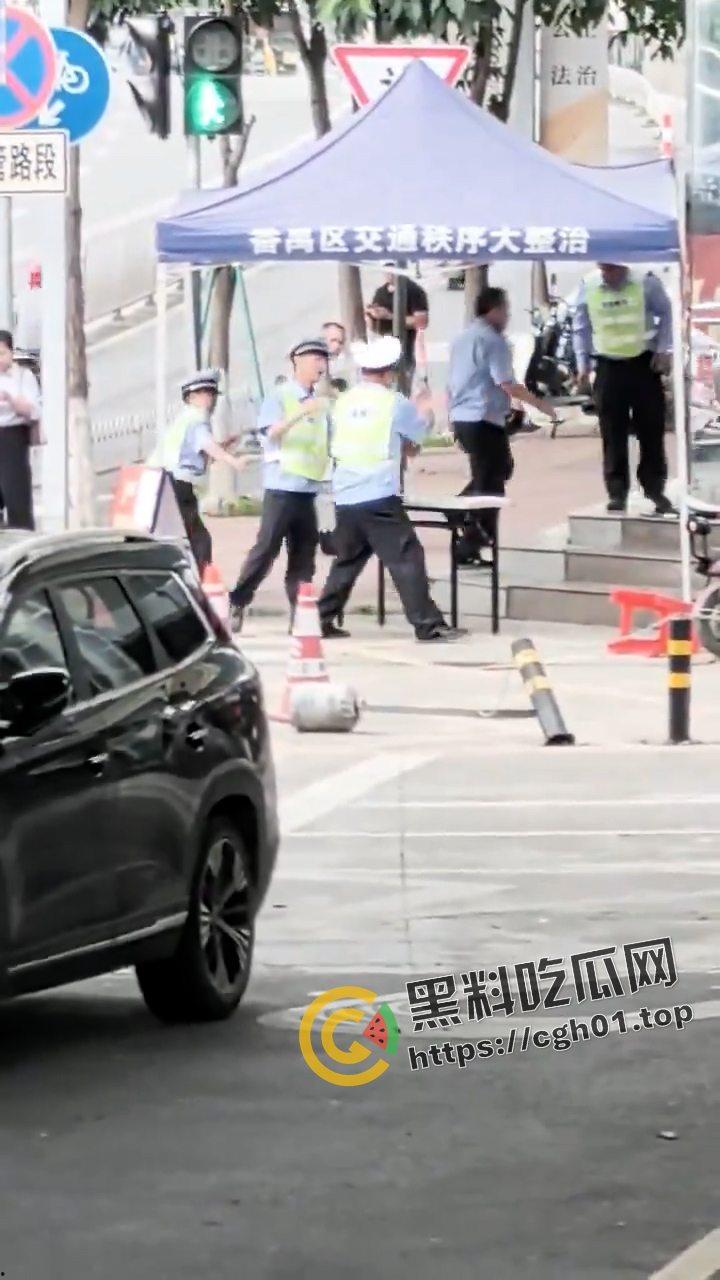 广州番禺大石 辅警内部大战 维权群众全在看热闹 这才是人民群众喜闻乐见的打架-1