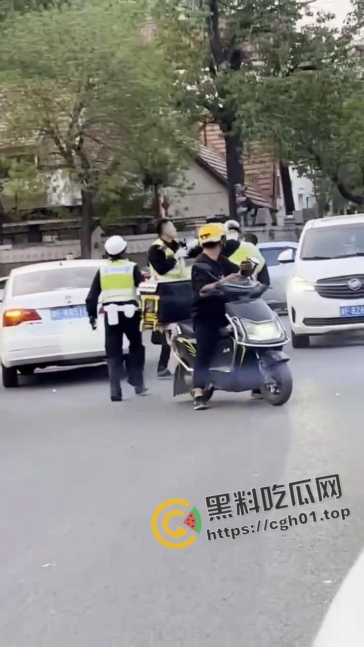 广州番禺大石 辅警内部大战 维权群众全在看热闹 这才是人民群众喜闻乐见的打架-3