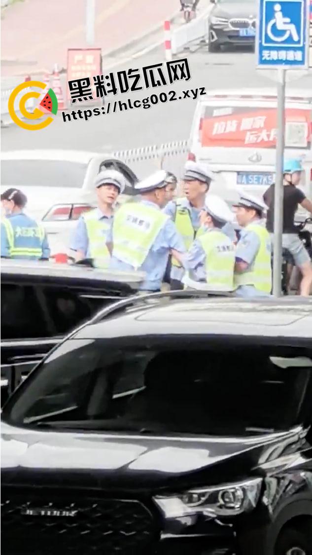 广州番禺大石 辅警内部大战 维权群众全在看热闹 这才是人民群众喜闻乐见的打架-5