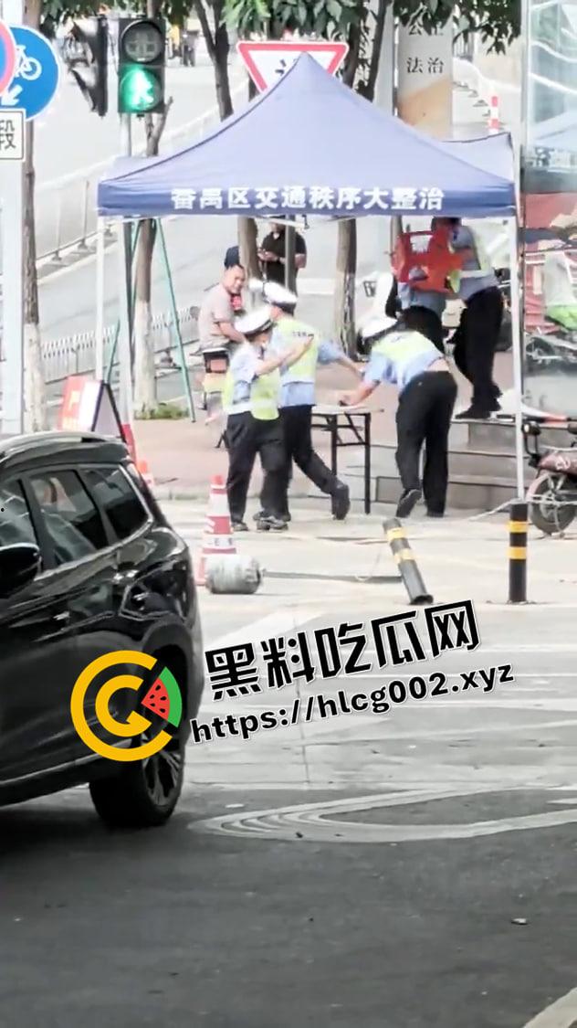 广州番禺大石 辅警内部大战 维权群众全在看热闹 这才是人民群众喜闻乐见的打架-6