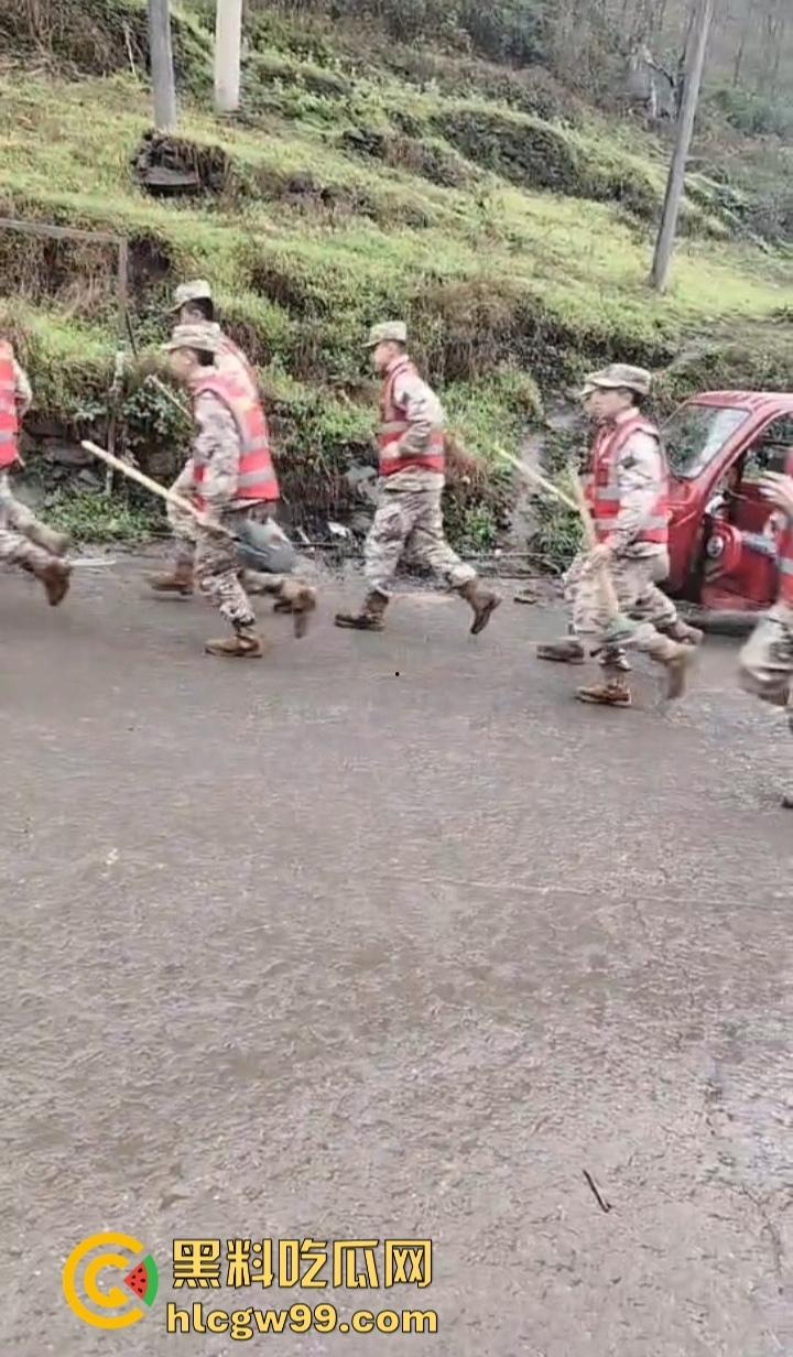 四川宜宾筠连县突发山体滑坡 多间民房瞬间被吞噬 人员被埋 官兵火速展开紧急救援！-3