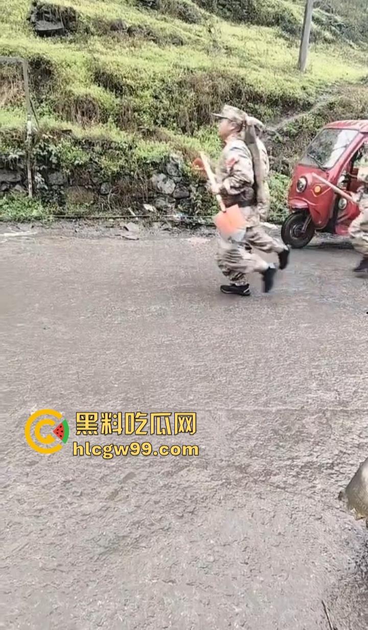 四川宜宾筠连县突发山体滑坡 多间民房瞬间被吞噬 人员被埋 官兵火速展开紧急救援！-9