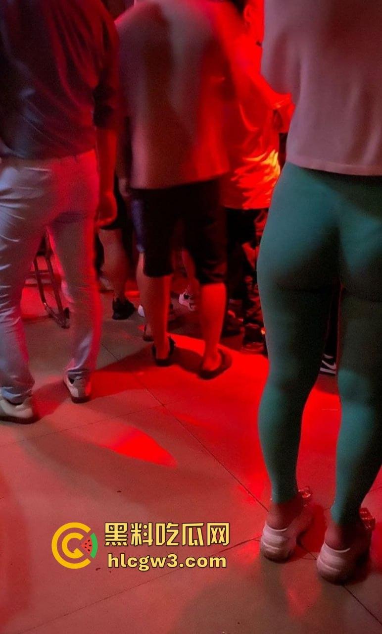 成都疯狂莎莎舞厅变淫乱天堂 抠逼摸奶一条龙口爆玩到飞起 站桩美女如云这夜晚简直刺激到炸！-4