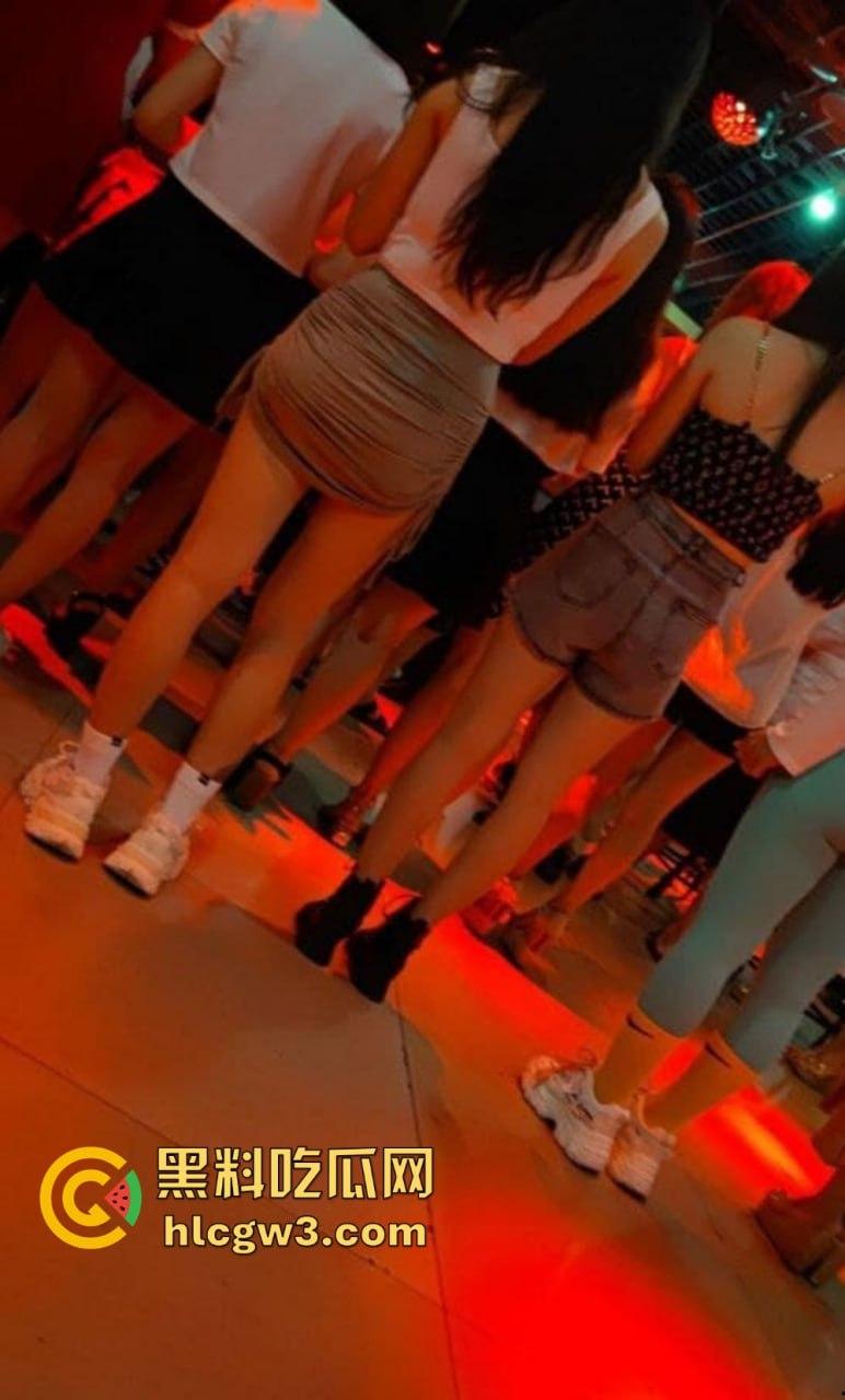 成都疯狂莎莎舞厅变淫乱天堂 抠逼摸奶一条龙口爆玩到飞起 站桩美女如云这夜晚简直刺激到炸！-6