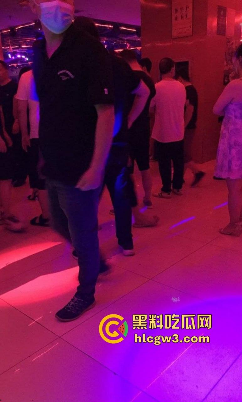 成都疯狂莎莎舞厅变淫乱天堂 抠逼摸奶一条龙口爆玩到飞起 站桩美女如云这夜晚简直刺激到炸！-7