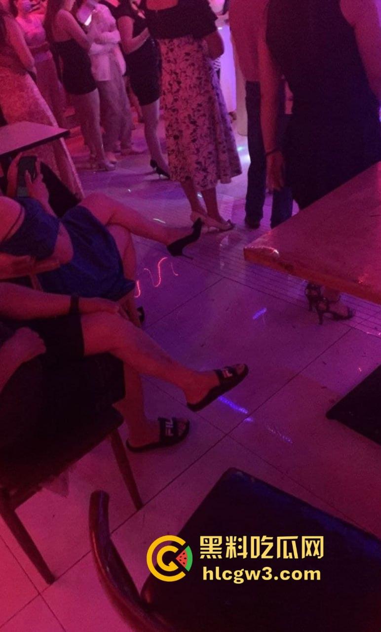 成都疯狂莎莎舞厅变淫乱天堂 抠逼摸奶一条龙口爆玩到飞起 站桩美女如云这夜晚简直刺激到炸！-8