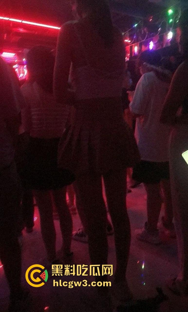 成都疯狂莎莎舞厅变淫乱天堂 抠逼摸奶一条龙口爆玩到飞起 站桩美女如云这夜晚简直刺激到炸！-9