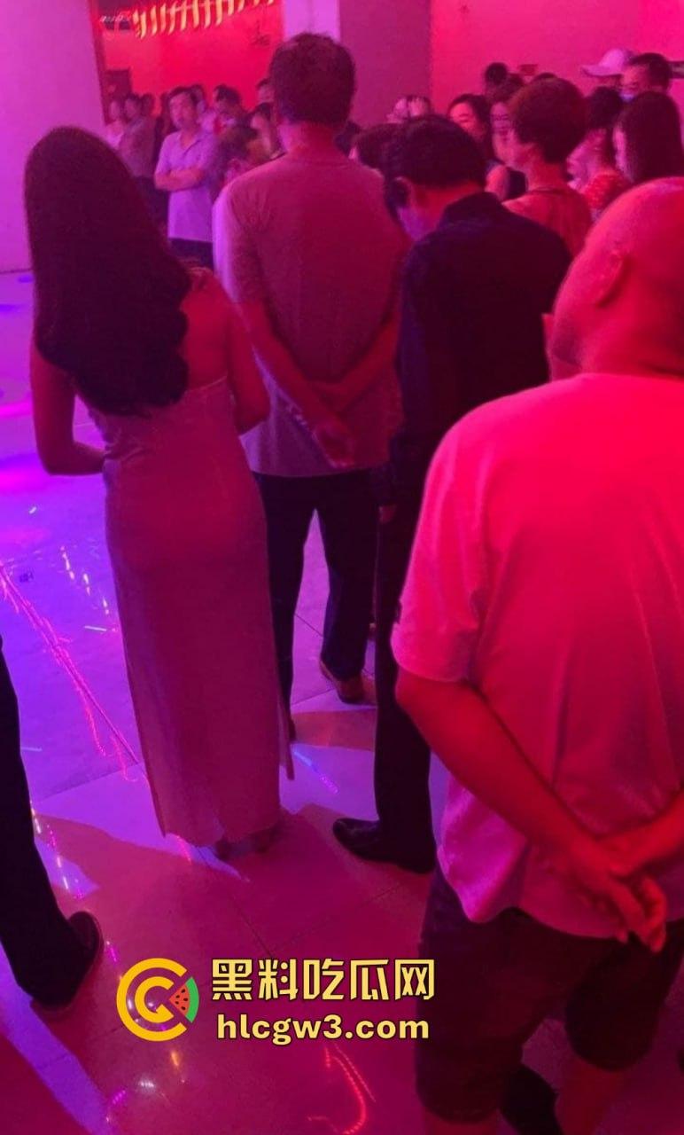 成都疯狂莎莎舞厅变淫乱天堂 抠逼摸奶一条龙口爆玩到飞起 站桩美女如云这夜晚简直刺激到炸！-11