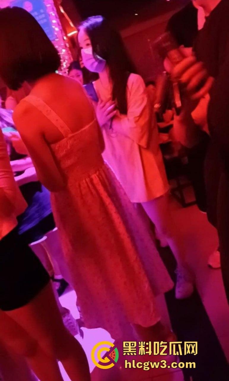成都疯狂莎莎舞厅变淫乱天堂 抠逼摸奶一条龙口爆玩到飞起 站桩美女如云这夜晚简直刺激到炸！-18
