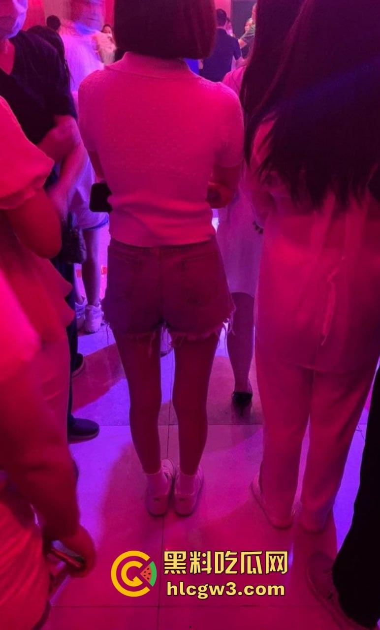 成都疯狂莎莎舞厅变淫乱天堂 抠逼摸奶一条龙口爆玩到飞起 站桩美女如云这夜晚简直刺激到炸！-19